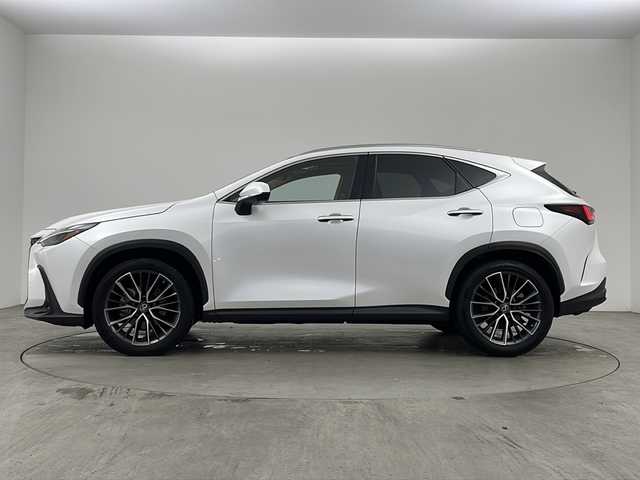 レクサス ＮＸ 250 バージョンL 兵庫県 2022(令4)年 2.5万km ソニッククォーツ ・ワンオーナー/・純正ナビ&TV&Bluetooth&USB&Miracast/・パノラマルーフ/・本革シート/・パノラミックビューモニター/・ビルトインETC2.0/・ドライブレコーダー/・LexusSafety＋/・プリクラッシュセーフティ/・フロントクロストラフィックアラート/・レーンチェンジアシスト/・アダプティブハイビームシステム/・レーダークルーズコントロール/・ロードサインアシスト/・発進遅れ告知機能/・ドライバー異常時対応システム/・プロアクティブドライビングアシスト/・ブラインドスポットモニター/・安心降車アシスト/・パーキングサポートブレーキ/・ハンズフリーパワーバックドア/・三眼フルLEDヘッドランプ/・ヘッドランプクリーナー/・リモートエアコン/・おくだけ充電/・TFT液晶式メーター/・カラーヘッドアップディスプレイ/・ステアリングヒーター/・本革シート/・レクサスクライメイトコンシェルジュ/・ナノイーX/・シートヒーター/・シートベンチレーション/・スマートキー/・アイドリングストップ