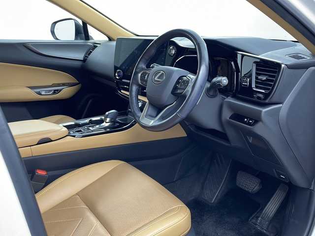 レクサス ＮＸ 250 バージョンL 兵庫県 2022(令4)年 2.5万km ソニッククォーツ ・ワンオーナー/・純正ナビ&TV&Bluetooth&USB&Miracast/・パノラマルーフ/・本革シート/・パノラミックビューモニター/・ビルトインETC2.0/・ドライブレコーダー/・LexusSafety＋/・プリクラッシュセーフティ/・フロントクロストラフィックアラート/・レーンチェンジアシスト/・アダプティブハイビームシステム/・レーダークルーズコントロール/・ロードサインアシスト/・発進遅れ告知機能/・ドライバー異常時対応システム/・プロアクティブドライビングアシスト/・ブラインドスポットモニター/・安心降車アシスト/・パーキングサポートブレーキ/・ハンズフリーパワーバックドア/・三眼フルLEDヘッドランプ/・ヘッドランプクリーナー/・リモートエアコン/・おくだけ充電/・TFT液晶式メーター/・カラーヘッドアップディスプレイ/・ステアリングヒーター/・本革シート/・レクサスクライメイトコンシェルジュ/・ナノイーX/・シートヒーター/・シートベンチレーション/・スマートキー/・アイドリングストップ