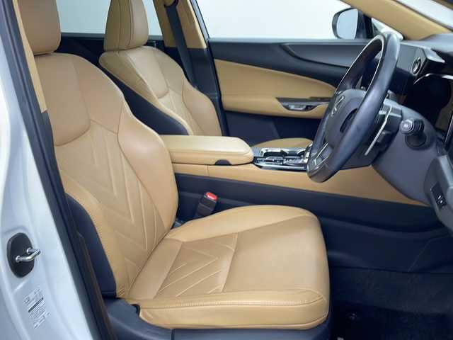レクサス ＮＸ 250 バージョンL 兵庫県 2022(令4)年 2.5万km ソニッククォーツ ・ワンオーナー/・純正ナビ&TV&Bluetooth&USB&Miracast/・パノラマルーフ/・本革シート/・パノラミックビューモニター/・ビルトインETC2.0/・ドライブレコーダー/・LexusSafety＋/・プリクラッシュセーフティ/・フロントクロストラフィックアラート/・レーンチェンジアシスト/・アダプティブハイビームシステム/・レーダークルーズコントロール/・ロードサインアシスト/・発進遅れ告知機能/・ドライバー異常時対応システム/・プロアクティブドライビングアシスト/・ブラインドスポットモニター/・安心降車アシスト/・パーキングサポートブレーキ/・ハンズフリーパワーバックドア/・三眼フルLEDヘッドランプ/・ヘッドランプクリーナー/・リモートエアコン/・おくだけ充電/・TFT液晶式メーター/・カラーヘッドアップディスプレイ/・ステアリングヒーター/・本革シート/・レクサスクライメイトコンシェルジュ/・ナノイーX/・シートヒーター/・シートベンチレーション/・スマートキー/・アイドリングストップ