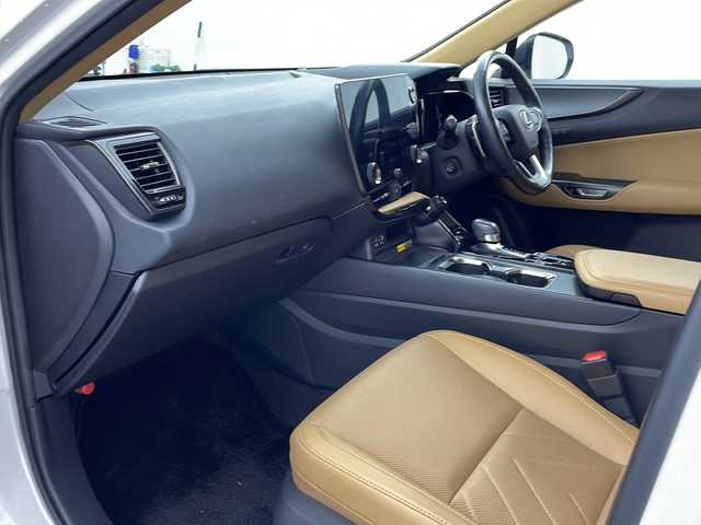 レクサス ＮＸ 250 バージョンL 兵庫県 2022(令4)年 2.5万km ソニッククォーツ ・ワンオーナー/・純正ナビ&TV&Bluetooth&USB&Miracast/・パノラマルーフ/・本革シート/・パノラミックビューモニター/・ビルトインETC2.0/・ドライブレコーダー/・LexusSafety＋/・プリクラッシュセーフティ/・フロントクロストラフィックアラート/・レーンチェンジアシスト/・アダプティブハイビームシステム/・レーダークルーズコントロール/・ロードサインアシスト/・発進遅れ告知機能/・ドライバー異常時対応システム/・プロアクティブドライビングアシスト/・ブラインドスポットモニター/・安心降車アシスト/・パーキングサポートブレーキ/・ハンズフリーパワーバックドア/・三眼フルLEDヘッドランプ/・ヘッドランプクリーナー/・リモートエアコン/・おくだけ充電/・TFT液晶式メーター/・カラーヘッドアップディスプレイ/・ステアリングヒーター/・本革シート/・レクサスクライメイトコンシェルジュ/・ナノイーX/・シートヒーター/・シートベンチレーション/・スマートキー/・アイドリングストップ