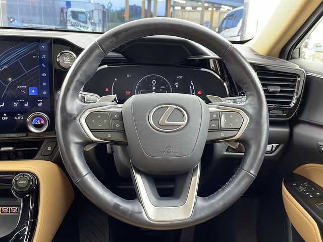 レクサス ＮＸ 250 バージョンL 兵庫県 2022(令4)年 2.5万km ソニッククォーツ ・ワンオーナー/・純正ナビ&TV&Bluetooth&USB&Miracast/・パノラマルーフ/・本革シート/・パノラミックビューモニター/・ビルトインETC2.0/・ドライブレコーダー/・LexusSafety＋/・プリクラッシュセーフティ/・フロントクロストラフィックアラート/・レーンチェンジアシスト/・アダプティブハイビームシステム/・レーダークルーズコントロール/・ロードサインアシスト/・発進遅れ告知機能/・ドライバー異常時対応システム/・プロアクティブドライビングアシスト/・ブラインドスポットモニター/・安心降車アシスト/・パーキングサポートブレーキ/・ハンズフリーパワーバックドア/・三眼フルLEDヘッドランプ/・ヘッドランプクリーナー/・リモートエアコン/・おくだけ充電/・TFT液晶式メーター/・カラーヘッドアップディスプレイ/・ステアリングヒーター/・本革シート/・レクサスクライメイトコンシェルジュ/・ナノイーX/・シートヒーター/・シートベンチレーション/・スマートキー/・アイドリングストップ