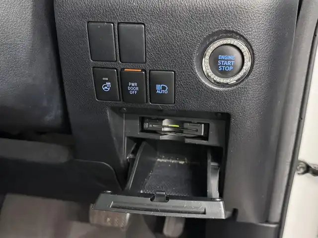 トヨタ アルファード S Cパッケージ 三重県 2021(令3)年 7.8万km ホワイトパールクリスタルシャイン ガソリン/FF/MTモード付インパネCVT/純正 9インチディスプレイオーディオ/（FM/AM/USB/iPod/Bluetooth/TV/Miracast/CarPlay/AndroidAuto）/バックガイドモニター/両側パワースライドドア/ドライブレコーダー 前後/ETC/Toyota Safety Sense/・プリクラッシュセーフティ/・レーントレーシングアシスト/・クリアランスソナー/・パーキングサポートブレーキ/・アダプティブハイビームシステム/・レーダークルコン/・ロードサインアシスト/・先行車発進告知機能/・ブラインドスポットモニター*＋リヤクロストラフィックアラート*/など/装備/・ツインムーンルーフ*/・デジタルインナーミラー*/・合皮シート/・パワーシート（D/N）/・エグゼクティブパワーシート（電動リクライニング＆オットマン（N/2nd））/・パワーバックドア/・シートヒーター・ベンチレーション（D/N）/・ステアリングヒーター/・オートライト/・3眼LEDヘッドランプ/・左右・後席独立オートエアコン/・純正18AW/・スマートキーx1/など