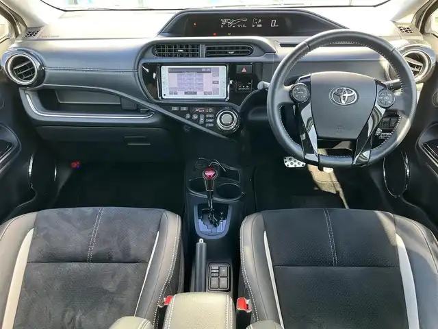 トヨタ アクア G G’s 奈良県 2015(平27)年 4.3万km ライムホワイトパールクリスタルシャイン 純正7インチナビ（NSCP-W62）/クルーズコントロール/バックカメラ/横滑り防止/ハーフレザーシート/前席シートヒーター/オートライト/LEDヘッドライト/電動格納ミラー/後方ドライブレコーダー/ETC/純正17インチAW/保証書/取り扱い説明書/スペアキーX1