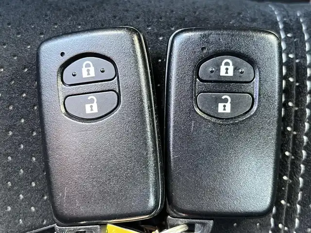 トヨタ アクア G G’s 奈良県 2015(平27)年 4.3万km ライムホワイトパールクリスタルシャイン 純正7インチナビ（NSCP-W62）/クルーズコントロール/バックカメラ/横滑り防止/ハーフレザーシート/前席シートヒーター/オートライト/LEDヘッドライト/電動格納ミラー/後方ドライブレコーダー/ETC/純正17インチAW/保証書/取り扱い説明書/スペアキーX1