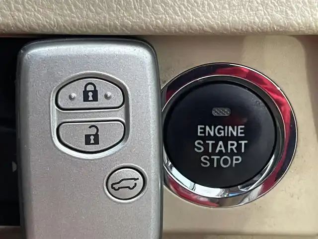 トヨタ ランドクルーザー プラド TX Lパッケージ 兵庫県 2015(平27)年 13万km ホワイトパールクリスタルシャイン モデリスタエアロ/サンルーフ/DN席シートヒーター/３列目電動シート/クルーズコントロール/ビルトインETC/純正アルミホイール/Bluetooth接続/ダウンヒルアシストコントロール/４WD/社外メモリナビ/オートマチックハイビーム/ヘッドライトウォッシャー/フルセグTV/スペアキー/スイッチスタート