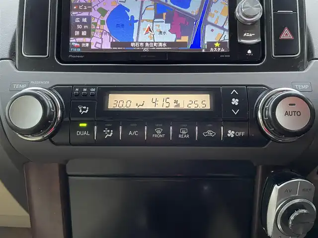 トヨタ ランドクルーザー プラド TX Lパッケージ 兵庫県 2015(平27)年 13万km ホワイトパールクリスタルシャイン モデリスタエアロ/サンルーフ/DN席シートヒーター/３列目電動シート/クルーズコントロール/ビルトインETC/純正アルミホイール/Bluetooth接続/ダウンヒルアシストコントロール/４WD/社外メモリナビ/オートマチックハイビーム/ヘッドライトウォッシャー/フルセグTV/スペアキー/スイッチスタート