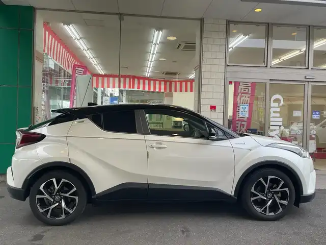 トヨタ Ｃ－ＨＲ G 愛知県 2018(平30)年 1.7万km ブラック/ホワイトパールクリスタルシャイン 2トーン ワンオーナー/ルーフブラックIIトーン/CYBER NAVI〈AVIC-CW901〉/・DVD／Bluetooth／地デジTV/バックカメラ/ハーフレザーシート/前席シートヒーター/純正LEDヘッドライト/シーケンシャルターンランプ/TOYOTA SAFETY SENSE/・プリクラッシュセーフティ/・レーンディパーチャーアラート/・オートマチックハイビーム/・レーダークルーズコントロール/ブラインドスポットモニター/クリアランスソナー/純正18インチAW〈スペアタイヤ有〉/スマートキー＆プッシュスタート