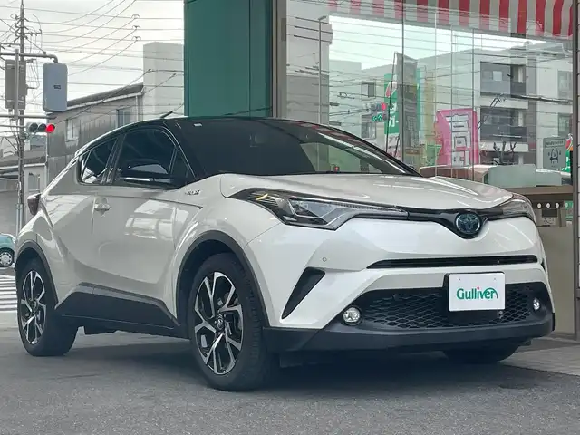 トヨタ Ｃ－ＨＲ G 愛知県 2018(平30)年 1.7万km ブラック/ホワイトパールクリスタルシャイン 2トーン ワンオーナー/ルーフブラックIIトーン/CYBER NAVI〈AVIC-CW901〉/・DVD／Bluetooth／地デジTV/バックカメラ/ハーフレザーシート/前席シートヒーター/純正LEDヘッドライト/シーケンシャルターンランプ/TOYOTA SAFETY SENSE/・プリクラッシュセーフティ/・レーンディパーチャーアラート/・オートマチックハイビーム/・レーダークルーズコントロール/ブラインドスポットモニター/クリアランスソナー/純正18インチAW〈スペアタイヤ有〉/スマートキー＆プッシュスタート