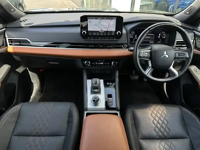 三菱 アウトランダー ＰＨＥＶ P 栃木県 2022(令4)年 4.1万km ブラックダイヤモンド 電動パノラマサンルーフ/スポーティーパッケージ/純正9インチナビ/BOSEサウンド/AppleCarPlay/AndroidAuto/Bluetoothオーディオ/フルセグTV（走行中視聴可）/ステアリングリモコン/マルチアラウンドモニター/ワイヤレス充電/三菱e-Assist/マイパイロット/レーンアシスト/ブラインドスポットモニター/ヘッドアップディスプレイ/エレクトリックテールゲート/アダプティブLEDヘッドライト/マッサージ機能付パワーシート/全席シートヒーター/ステアリングヒーター/ビルトインETC2.0/AC1500W給電