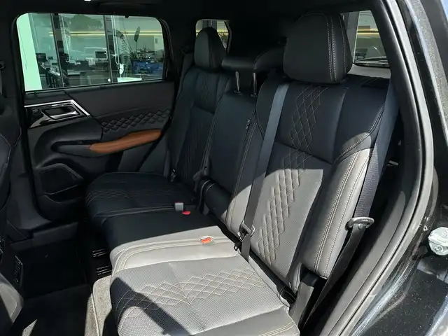 三菱 アウトランダー ＰＨＥＶ P 栃木県 2022(令4)年 4.1万km ブラックダイヤモンド 電動パノラマサンルーフ/スポーティーパッケージ/純正9インチナビ/BOSEサウンド/AppleCarPlay/AndroidAuto/Bluetoothオーディオ/フルセグTV（走行中視聴可）/ステアリングリモコン/マルチアラウンドモニター/ワイヤレス充電/三菱e-Assist/マイパイロット/レーンアシスト/ブラインドスポットモニター/ヘッドアップディスプレイ/エレクトリックテールゲート/アダプティブLEDヘッドライト/マッサージ機能付パワーシート/全席シートヒーター/ステアリングヒーター/ビルトインETC2.0/AC1500W給電