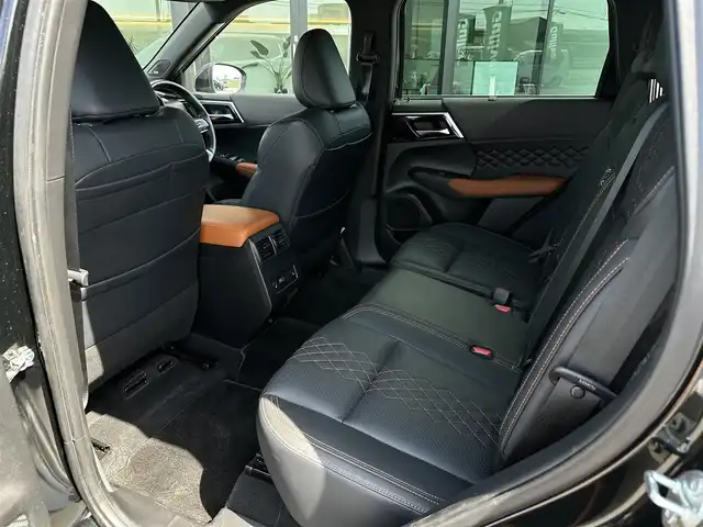 三菱 アウトランダー ＰＨＥＶ P 栃木県 2022(令4)年 4.1万km ブラックダイヤモンド 電動パノラマサンルーフ/スポーティーパッケージ/純正9インチナビ/BOSEサウンド/AppleCarPlay/AndroidAuto/Bluetoothオーディオ/フルセグTV（走行中視聴可）/ステアリングリモコン/マルチアラウンドモニター/ワイヤレス充電/三菱e-Assist/マイパイロット/レーンアシスト/ブラインドスポットモニター/ヘッドアップディスプレイ/エレクトリックテールゲート/アダプティブLEDヘッドライト/マッサージ機能付パワーシート/全席シートヒーター/ステアリングヒーター/ビルトインETC2.0/AC1500W給電