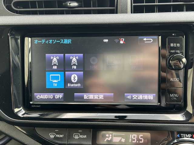 トヨタ アクア S 神奈川県 2015(平27)年 8.6万km ダークバイオレットマイカメタリック ワンオーナー/純正ディーラーナビ(CD/DVD/SD/BT/フルセグTV)/バックカメラ/プッシュスタート/横滑り防止装置/ビルトインETC/オートライト/純正フロアマット/ドアバイザー/ステアリングスイッチ/電動格納ウィンカーミラー/ISOFIX/保証書/取扱説明書