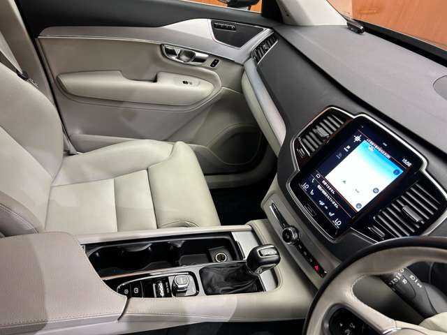 ボルボ ＸＣ９０ T5 AWD モーメンタム 千葉県 2016(平28)年 4.1万km オニキスブラックP ＡＣＣ　/白革シート　/３６０°カメラ　/電動リアゲート　/純正ナビ　/パワーシート　/シートヒーター　/レーンアシスト　/ブラインドスポット　/オートホールド　/ＥＴＣ