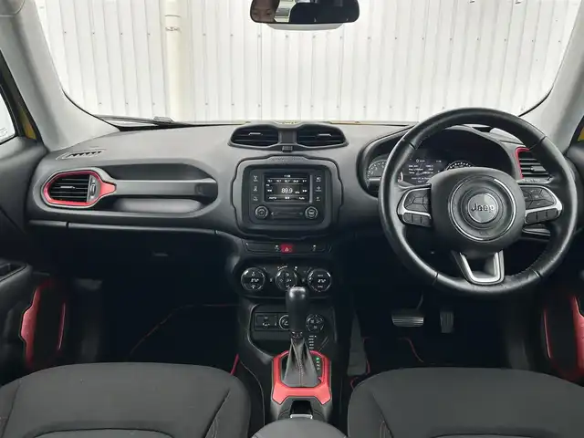 クライスラー・ジープ ジープ レネゲード トレイルホーク 熊本県 2017(平29)年 3.1万km 黄 純正ディスプレイオーディオ/・AM/FM/USB/AUX/BT/バックカメラ/レーンキープアシスト/クリアランスソナー/横滑り防止機能/ブラインドスポットモニター/ダウンヒルアシストコントロール/クルーズコントロール/後方コーナーセンサー/革巻きステアリング/・ステアリングリモコン/電動格納ミラー/・ウィンカーミラー/オートライト/・フォグランプ/・HIDライト/電動サイドブレーキ/前後ドライブレコーダー（DRY-TW7550）/トノカバー/ルーフレール/純正フロアマット/純正アルミホイール/スマートキー