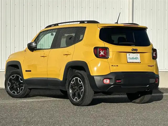 クライスラー・ジープ ジープ レネゲード トレイルホーク 熊本県 2017(平29)年 3.1万km 黄 純正ディスプレイオーディオ/・AM/FM/USB/AUX/BT/バックカメラ/レーンキープアシスト/クリアランスソナー/横滑り防止機能/ブラインドスポットモニター/ダウンヒルアシストコントロール/クルーズコントロール/後方コーナーセンサー/革巻きステアリング/・ステアリングリモコン/電動格納ミラー/・ウィンカーミラー/オートライト/・フォグランプ/・HIDライト/電動サイドブレーキ/前後ドライブレコーダー（DRY-TW7550）/トノカバー/ルーフレール/純正フロアマット/純正アルミホイール/スマートキー