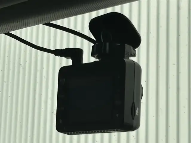 クライスラー・ジープ ジープ レネゲード トレイルホーク 熊本県 2017(平29)年 3.1万km 黄 純正ディスプレイオーディオ/・AM/FM/USB/AUX/BT/バックカメラ/レーンキープアシスト/クリアランスソナー/横滑り防止機能/ブラインドスポットモニター/ダウンヒルアシストコントロール/クルーズコントロール/後方コーナーセンサー/革巻きステアリング/・ステアリングリモコン/電動格納ミラー/・ウィンカーミラー/オートライト/・フォグランプ/・HIDライト/電動サイドブレーキ/前後ドライブレコーダー（DRY-TW7550）/トノカバー/ルーフレール/純正フロアマット/純正アルミホイール/スマートキー