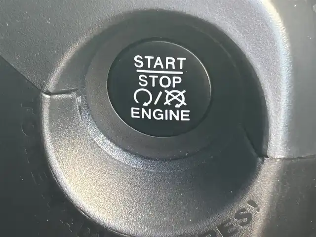 クライスラー・ジープ ジープ レネゲード トレイルホーク 熊本県 2017(平29)年 3.1万km 黄 純正ディスプレイオーディオ/・AM/FM/USB/AUX/BT/バックカメラ/レーンキープアシスト/クリアランスソナー/横滑り防止機能/ブラインドスポットモニター/ダウンヒルアシストコントロール/クルーズコントロール/後方コーナーセンサー/革巻きステアリング/・ステアリングリモコン/電動格納ミラー/・ウィンカーミラー/オートライト/・フォグランプ/・HIDライト/電動サイドブレーキ/前後ドライブレコーダー（DRY-TW7550）/トノカバー/ルーフレール/純正フロアマット/純正アルミホイール/スマートキー