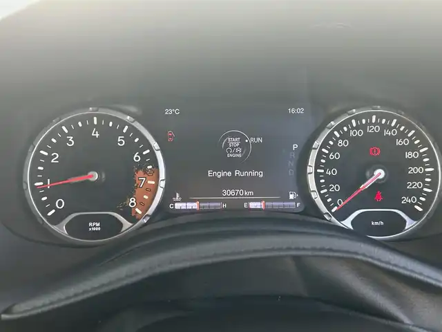 クライスラー・ジープ ジープ レネゲード トレイルホーク 熊本県 2017(平29)年 3.1万km 黄 純正ディスプレイオーディオ/・AM/FM/USB/AUX/BT/バックカメラ/レーンキープアシスト/クリアランスソナー/横滑り防止機能/ブラインドスポットモニター/ダウンヒルアシストコントロール/クルーズコントロール/後方コーナーセンサー/革巻きステアリング/・ステアリングリモコン/電動格納ミラー/・ウィンカーミラー/オートライト/・フォグランプ/・HIDライト/電動サイドブレーキ/前後ドライブレコーダー（DRY-TW7550）/トノカバー/ルーフレール/純正フロアマット/純正アルミホイール/スマートキー