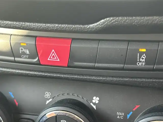 クライスラー・ジープ ジープ レネゲード トレイルホーク 熊本県 2017(平29)年 3.1万km 黄 純正ディスプレイオーディオ/・AM/FM/USB/AUX/BT/バックカメラ/レーンキープアシスト/クリアランスソナー/横滑り防止機能/ブラインドスポットモニター/ダウンヒルアシストコントロール/クルーズコントロール/後方コーナーセンサー/革巻きステアリング/・ステアリングリモコン/電動格納ミラー/・ウィンカーミラー/オートライト/・フォグランプ/・HIDライト/電動サイドブレーキ/前後ドライブレコーダー（DRY-TW7550）/トノカバー/ルーフレール/純正フロアマット/純正アルミホイール/スマートキー