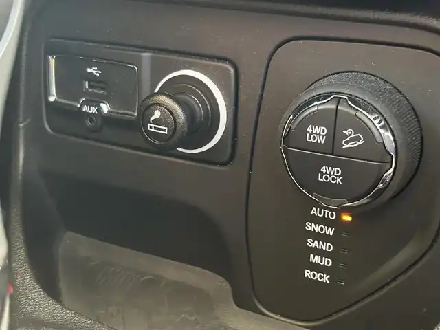 クライスラー・ジープ ジープ レネゲード トレイルホーク 熊本県 2017(平29)年 3.1万km 黄 純正ディスプレイオーディオ/・AM/FM/USB/AUX/BT/バックカメラ/レーンキープアシスト/クリアランスソナー/横滑り防止機能/ブラインドスポットモニター/ダウンヒルアシストコントロール/クルーズコントロール/後方コーナーセンサー/革巻きステアリング/・ステアリングリモコン/電動格納ミラー/・ウィンカーミラー/オートライト/・フォグランプ/・HIDライト/電動サイドブレーキ/前後ドライブレコーダー（DRY-TW7550）/トノカバー/ルーフレール/純正フロアマット/純正アルミホイール/スマートキー