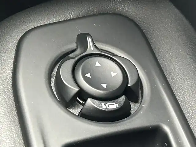 クライスラー・ジープ ジープ レネゲード トレイルホーク 熊本県 2017(平29)年 3.1万km 黄 純正ディスプレイオーディオ/・AM/FM/USB/AUX/BT/バックカメラ/レーンキープアシスト/クリアランスソナー/横滑り防止機能/ブラインドスポットモニター/ダウンヒルアシストコントロール/クルーズコントロール/後方コーナーセンサー/革巻きステアリング/・ステアリングリモコン/電動格納ミラー/・ウィンカーミラー/オートライト/・フォグランプ/・HIDライト/電動サイドブレーキ/前後ドライブレコーダー（DRY-TW7550）/トノカバー/ルーフレール/純正フロアマット/純正アルミホイール/スマートキー