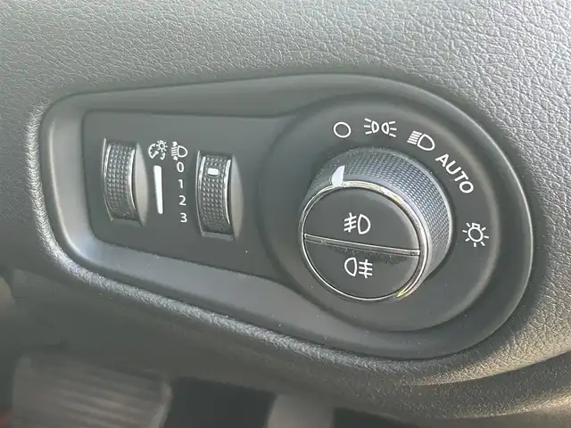 クライスラー・ジープ ジープ レネゲード トレイルホーク 熊本県 2017(平29)年 3.1万km 黄 純正ディスプレイオーディオ/・AM/FM/USB/AUX/BT/バックカメラ/レーンキープアシスト/クリアランスソナー/横滑り防止機能/ブラインドスポットモニター/ダウンヒルアシストコントロール/クルーズコントロール/後方コーナーセンサー/革巻きステアリング/・ステアリングリモコン/電動格納ミラー/・ウィンカーミラー/オートライト/・フォグランプ/・HIDライト/電動サイドブレーキ/前後ドライブレコーダー（DRY-TW7550）/トノカバー/ルーフレール/純正フロアマット/純正アルミホイール/スマートキー