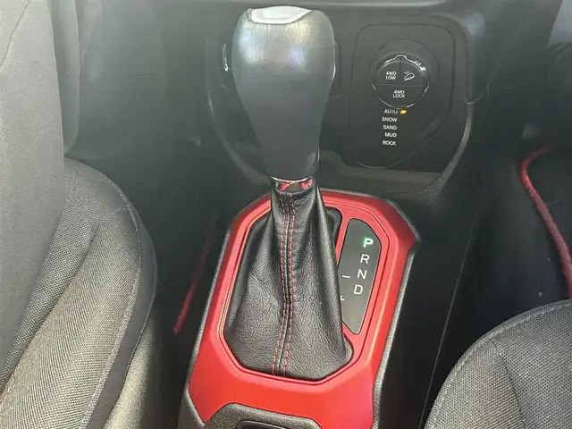 クライスラー・ジープ ジープ レネゲード トレイルホーク 熊本県 2017(平29)年 3.1万km 黄 純正ディスプレイオーディオ/・AM/FM/USB/AUX/BT/バックカメラ/レーンキープアシスト/クリアランスソナー/横滑り防止機能/ブラインドスポットモニター/ダウンヒルアシストコントロール/クルーズコントロール/後方コーナーセンサー/革巻きステアリング/・ステアリングリモコン/電動格納ミラー/・ウィンカーミラー/オートライト/・フォグランプ/・HIDライト/電動サイドブレーキ/前後ドライブレコーダー（DRY-TW7550）/トノカバー/ルーフレール/純正フロアマット/純正アルミホイール/スマートキー