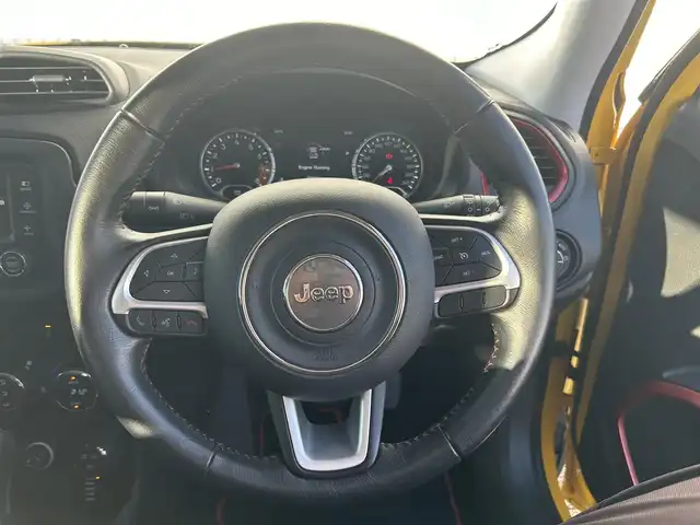 クライスラー・ジープ ジープ レネゲード トレイルホーク 熊本県 2017(平29)年 3.1万km 黄 純正ディスプレイオーディオ/・AM/FM/USB/AUX/BT/バックカメラ/レーンキープアシスト/クリアランスソナー/横滑り防止機能/ブラインドスポットモニター/ダウンヒルアシストコントロール/クルーズコントロール/後方コーナーセンサー/革巻きステアリング/・ステアリングリモコン/電動格納ミラー/・ウィンカーミラー/オートライト/・フォグランプ/・HIDライト/電動サイドブレーキ/前後ドライブレコーダー（DRY-TW7550）/トノカバー/ルーフレール/純正フロアマット/純正アルミホイール/スマートキー