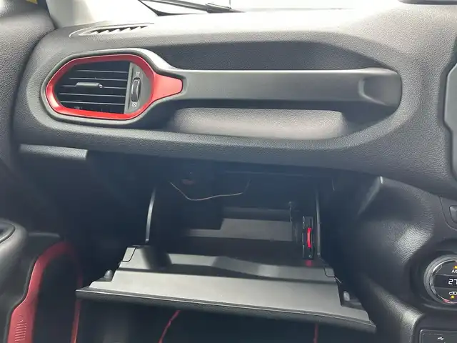 クライスラー・ジープ ジープ レネゲード トレイルホーク 熊本県 2017(平29)年 3.1万km 黄 純正ディスプレイオーディオ/・AM/FM/USB/AUX/BT/バックカメラ/レーンキープアシスト/クリアランスソナー/横滑り防止機能/ブラインドスポットモニター/ダウンヒルアシストコントロール/クルーズコントロール/後方コーナーセンサー/革巻きステアリング/・ステアリングリモコン/電動格納ミラー/・ウィンカーミラー/オートライト/・フォグランプ/・HIDライト/電動サイドブレーキ/前後ドライブレコーダー（DRY-TW7550）/トノカバー/ルーフレール/純正フロアマット/純正アルミホイール/スマートキー