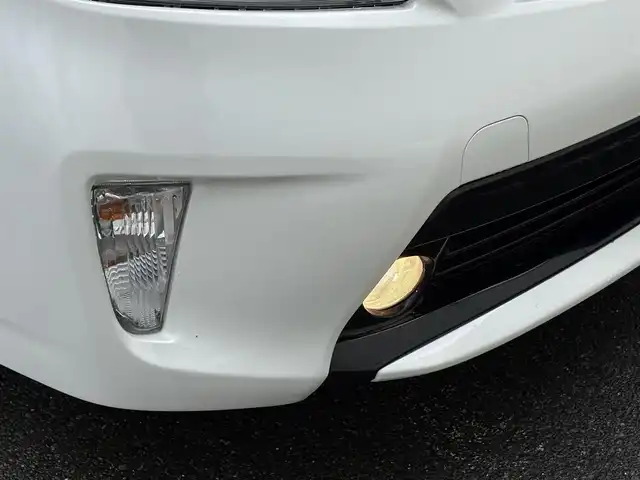 トヨタ プリウス S 岩手県 2015(平27)年 6.3万km ホワイトパールクリスタルシャイン 禁煙車/純正オーディオ/→CD/FM/AM/AUX/ステアリングスイッチ（オーディオ連動）/オートライト/HIDヘッドライト/フォグライト/〇プッシュスタート/〇電動格納ミラー/〇ウィンカーミラー/〇全席オートパワーウィンドウ/〇ドアバイザー/〇フロアマット/〇シガーソケット/〇スマートキー