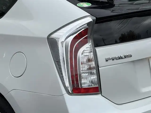 トヨタ プリウス S 岩手県 2015(平27)年 6.3万km ホワイトパールクリスタルシャイン 禁煙車/純正オーディオ/→CD/FM/AM/AUX/ステアリングスイッチ（オーディオ連動）/オートライト/HIDヘッドライト/フォグライト/〇プッシュスタート/〇電動格納ミラー/〇ウィンカーミラー/〇全席オートパワーウィンドウ/〇ドアバイザー/〇フロアマット/〇シガーソケット/〇スマートキー