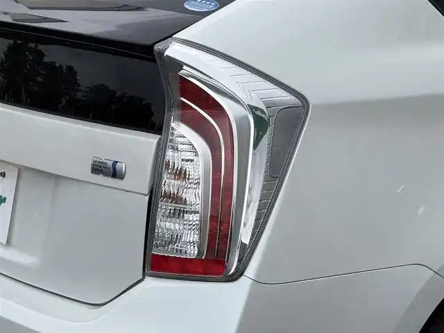 トヨタ プリウス S 岩手県 2015(平27)年 6.3万km ホワイトパールクリスタルシャイン 禁煙車/純正オーディオ/→CD/FM/AM/AUX/ステアリングスイッチ（オーディオ連動）/オートライト/HIDヘッドライト/フォグライト/〇プッシュスタート/〇電動格納ミラー/〇ウィンカーミラー/〇全席オートパワーウィンドウ/〇ドアバイザー/〇フロアマット/〇シガーソケット/〇スマートキー