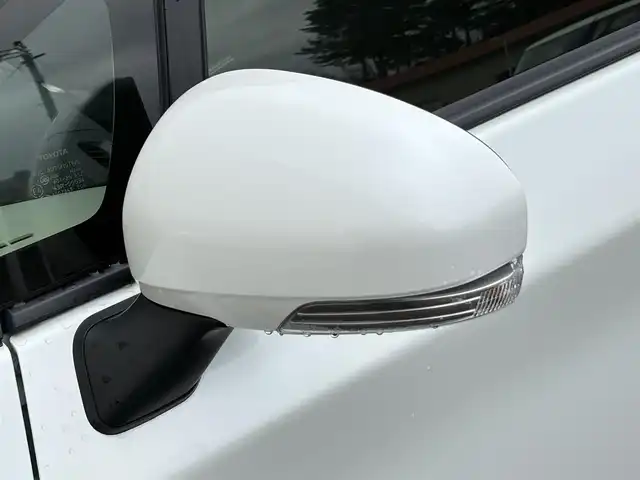 トヨタ プリウス S 岩手県 2015(平27)年 6.3万km ホワイトパールクリスタルシャイン 禁煙車/純正オーディオ/→CD/FM/AM/AUX/ステアリングスイッチ（オーディオ連動）/オートライト/HIDヘッドライト/フォグライト/〇プッシュスタート/〇電動格納ミラー/〇ウィンカーミラー/〇全席オートパワーウィンドウ/〇ドアバイザー/〇フロアマット/〇シガーソケット/〇スマートキー