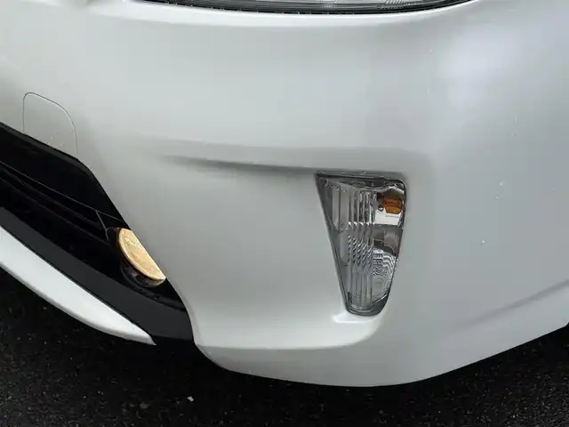 トヨタ プリウス S 岩手県 2015(平27)年 6.3万km ホワイトパールクリスタルシャイン 禁煙車/純正オーディオ/→CD/FM/AM/AUX/ステアリングスイッチ（オーディオ連動）/オートライト/HIDヘッドライト/フォグライト/〇プッシュスタート/〇電動格納ミラー/〇ウィンカーミラー/〇全席オートパワーウィンドウ/〇ドアバイザー/〇フロアマット/〇シガーソケット/〇スマートキー