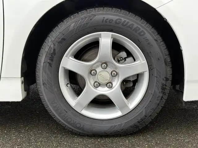 トヨタ プリウス S 岩手県 2015(平27)年 6.3万km ホワイトパールクリスタルシャイン 禁煙車/純正オーディオ/→CD/FM/AM/AUX/ステアリングスイッチ（オーディオ連動）/オートライト/HIDヘッドライト/フォグライト/〇プッシュスタート/〇電動格納ミラー/〇ウィンカーミラー/〇全席オートパワーウィンドウ/〇ドアバイザー/〇フロアマット/〇シガーソケット/〇スマートキー