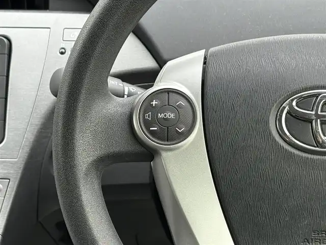 トヨタ プリウス S 岩手県 2015(平27)年 6.3万km ホワイトパールクリスタルシャイン 禁煙車/純正オーディオ/→CD/FM/AM/AUX/ステアリングスイッチ（オーディオ連動）/オートライト/HIDヘッドライト/フォグライト/〇プッシュスタート/〇電動格納ミラー/〇ウィンカーミラー/〇全席オートパワーウィンドウ/〇ドアバイザー/〇フロアマット/〇シガーソケット/〇スマートキー