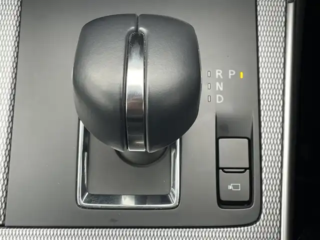 マツダ ＣＸ－６０ XD Lパッケージ 滋賀県 2023(令5)年 1.9万km ジェットブラックマイカ 純正ディスプレイオーディオ/・AM/FM/・HDMI/・Bluetooth/・AppleCarPlay/・AndroidAuto/360°ビューモニター/ステアリングスイッチ/革巻きステアリング/ステアリングスイッチ/ステアリングヒーター/置くだけ充電/前方ドライブレコーダー/ETC/全席シートヒーター/前席パワーシート/運転席メモリシート/前後進スマートブレーキサポート/前後進誤発進抑制/レーンキープアシスト/ロードキープアシスト/側方危険回避/前側方接近検知/後側方接近検知/ブラインドスポットモニタリング/降車時警告/ドライバー異常検知/アダプティブクルーズコントロール/オートリトラミラー/スマートキー×2/純正20インチアルミホイール