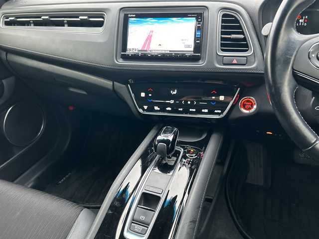 ホンダ ヴェゼル ハイブリッド Z ホンダセンシング 大阪府 2018(平30)年 3.5万km プラチナホワイトパール 純正ナビ(BT/フルセグ/DVD/USB)/バックカメラ/レーダークルーズコントロール/衝突被害軽減システム/レーンキープアシスト/盗難防止装置/横滑り防止装置/コーナーセンサー/ハーフレザーシート/シートヒーター/ドライブレコーダー/ETC/LEDヘッドライト/オートライト/純正フロアマット/純正アルミホイール/スペアキー