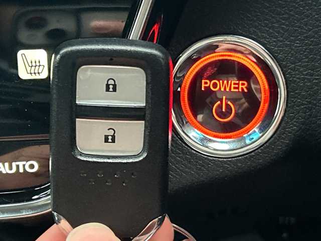 ホンダ ヴェゼル ハイブリッド Z ホンダセンシング 大阪府 2018(平30)年 3.5万km プラチナホワイトパール 純正ナビ(BT/フルセグ/DVD/USB)/バックカメラ/レーダークルーズコントロール/衝突被害軽減システム/レーンキープアシスト/盗難防止装置/横滑り防止装置/コーナーセンサー/ハーフレザーシート/シートヒーター/ドライブレコーダー/ETC/LEDヘッドライト/オートライト/純正フロアマット/純正アルミホイール/スペアキー