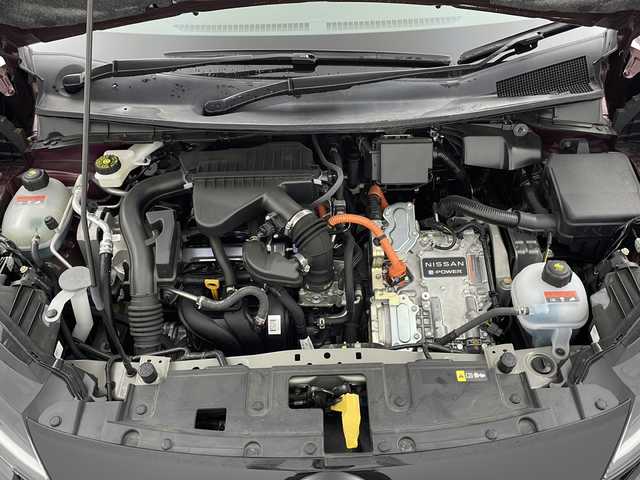 日産 オーラ G 三重県 2022(令4)年 0.9万km バーガンディー 禁煙車/純正9インチナビ/全方位カメラ/フルセグ/デジタルインナーミラー/ETC/前後ドライブレコーダー/衝突軽減ブレーキ/車線逸脱システム/ブラインドスポットモニター/オートハイビーム/コーナーセンサー/純正17インチAW/スマートキー