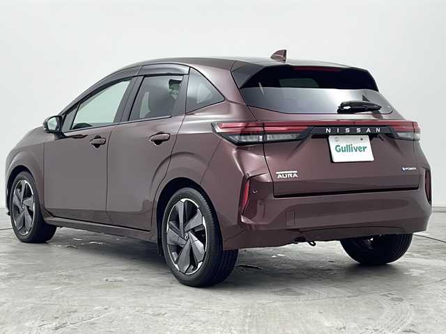 日産 オーラ G 三重県 2022(令4)年 0.9万km バーガンディー 禁煙車/純正9インチナビ/全方位カメラ/フルセグ/デジタルインナーミラー/ETC/前後ドライブレコーダー/衝突軽減ブレーキ/車線逸脱システム/ブラインドスポットモニター/オートハイビーム/コーナーセンサー/純正17インチAW/スマートキー