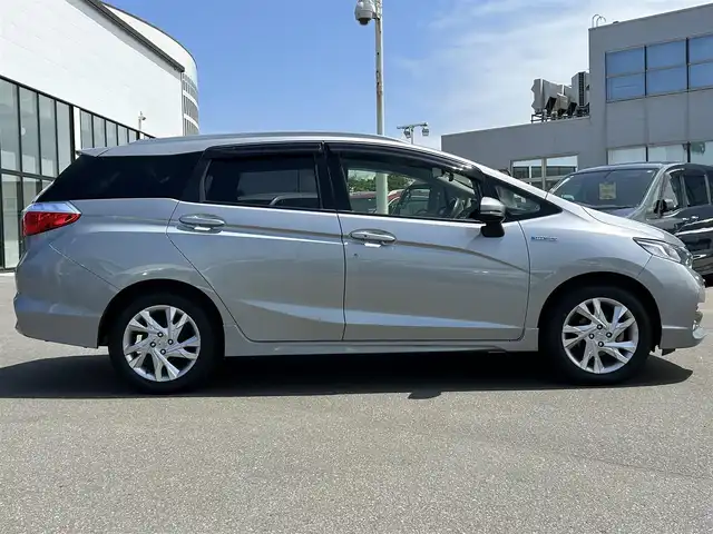 ホンダ シャトル ハイブリッド Z 青森県 2015(平27)年 6.1万km ティンテッドシルバーM ・４WD/・社外SDナビ/（AM/FM/CD/DVD/フルセグ）/・Bluetooth/・クルーズコントロール/・車両接近通報装置/・バックカメラ/・横滑り防止装置/・盗難防止装置/・プッシュスタート/・スマートキー/・スペアキー/・エンジンスターター/・オートライト/・LEDライト/・フォグランプ/・電動格納ミラー/・ドアバイザー/・マニュアルモード付AT/・パドルシフト/・前席シートヒーター/・ミラーヒーター/・ETC/・前後ドライブレコーダー/・純正16インチアルミホイール/・社外アルミホイール付冬タイヤあり/・社外フロアマット
