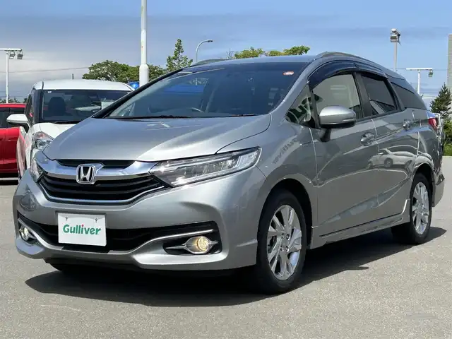 ホンダ シャトル ハイブリッド Z 青森県 2015(平27)年 6.1万km ティンテッドシルバーM ・４WD/・社外SDナビ/（AM/FM/CD/DVD/フルセグ）/・Bluetooth/・クルーズコントロール/・車両接近通報装置/・バックカメラ/・横滑り防止装置/・盗難防止装置/・プッシュスタート/・スマートキー/・スペアキー/・エンジンスターター/・オートライト/・LEDライト/・フォグランプ/・電動格納ミラー/・ドアバイザー/・マニュアルモード付AT/・パドルシフト/・前席シートヒーター/・ミラーヒーター/・ETC/・前後ドライブレコーダー/・純正16インチアルミホイール/・社外アルミホイール付冬タイヤあり/・社外フロアマット