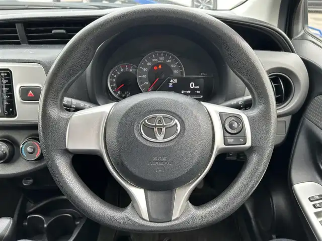 トヨタ ヴィッツ F 愛媛県 2015(平27)年 8.7万km グレーメタリック 純正ナビ/ETC/オートライト/スマートキー