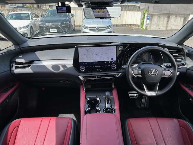 レクサス ＲＸ 350 Fスポーツ 東京都 2023(令5)年 0.9万km ホワイトノーヴァガラスフレーク 走行距離8919km/4WD/ワンオーナー/純正ディスプレイオーディオナビ/（AM/FM/TV/BT）/セーフティシステムプラス/・プリクラッシュセーフティ/・レーンチェンジアシスト/・レーダークルーズコントロール/・ブレードスキャンアダプティブハイビーム/・発進遅れ告知機能/・ドライバー異常時対応システム/・プロアクティブドライビングアシスト/ヘッドアップディスプレイ/パノラマルーフ/三眼LEDヘッド/オレンジキャリパー/プレミアムサウンドシステム/ブラインドスポットモニター/パノラミックビューモニター/デジタルインナーミラー/ハンズフリーパワーバックドア/全席パワーシート/全席シートヒーター/エアシート/置くだけ充電/21インチ純正アルミ/ドライブレコーダー/ETC2.0/スペアキー×1/取扱説明書/保証書