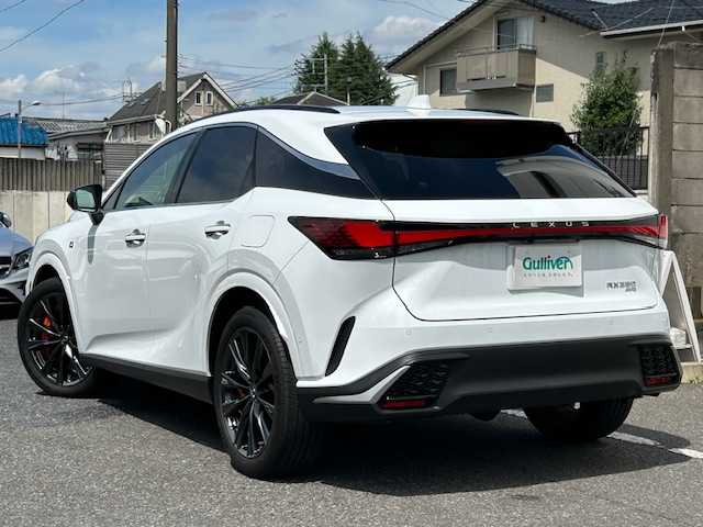 レクサス ＲＸ 350 Fスポーツ 東京都 2023(令5)年 0.9万km ホワイトノーヴァガラスフレーク 走行距離8919km/4WD/ワンオーナー/純正ディスプレイオーディオナビ/（AM/FM/TV/BT）/セーフティシステムプラス/・プリクラッシュセーフティ/・レーンチェンジアシスト/・レーダークルーズコントロール/・ブレードスキャンアダプティブハイビーム/・発進遅れ告知機能/・ドライバー異常時対応システム/・プロアクティブドライビングアシスト/ヘッドアップディスプレイ/パノラマルーフ/三眼LEDヘッド/オレンジキャリパー/プレミアムサウンドシステム/ブラインドスポットモニター/パノラミックビューモニター/デジタルインナーミラー/ハンズフリーパワーバックドア/全席パワーシート/全席シートヒーター/エアシート/置くだけ充電/21インチ純正アルミ/ドライブレコーダー/ETC2.0/スペアキー×1/取扱説明書/保証書