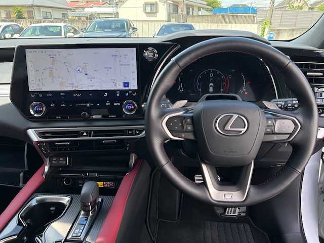 レクサス ＲＸ 350 Fスポーツ 東京都 2023(令5)年 0.9万km ホワイトノーヴァガラスフレーク 走行距離8919km/4WD/ワンオーナー/純正ディスプレイオーディオナビ/（AM/FM/TV/BT）/セーフティシステムプラス/・プリクラッシュセーフティ/・レーンチェンジアシスト/・レーダークルーズコントロール/・ブレードスキャンアダプティブハイビーム/・発進遅れ告知機能/・ドライバー異常時対応システム/・プロアクティブドライビングアシスト/ヘッドアップディスプレイ/パノラマルーフ/三眼LEDヘッド/オレンジキャリパー/プレミアムサウンドシステム/ブラインドスポットモニター/パノラミックビューモニター/デジタルインナーミラー/ハンズフリーパワーバックドア/全席パワーシート/全席シートヒーター/エアシート/置くだけ充電/21インチ純正アルミ/ドライブレコーダー/ETC2.0/スペアキー×1/取扱説明書/保証書