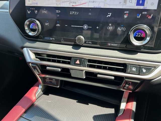 レクサス ＲＸ 350 Fスポーツ 東京都 2023(令5)年 0.9万km ホワイトノーヴァガラスフレーク 走行距離8919km/4WD/ワンオーナー/純正ディスプレイオーディオナビ/（AM/FM/TV/BT）/セーフティシステムプラス/・プリクラッシュセーフティ/・レーンチェンジアシスト/・レーダークルーズコントロール/・ブレードスキャンアダプティブハイビーム/・発進遅れ告知機能/・ドライバー異常時対応システム/・プロアクティブドライビングアシスト/ヘッドアップディスプレイ/パノラマルーフ/三眼LEDヘッド/オレンジキャリパー/プレミアムサウンドシステム/ブラインドスポットモニター/パノラミックビューモニター/デジタルインナーミラー/ハンズフリーパワーバックドア/全席パワーシート/全席シートヒーター/エアシート/置くだけ充電/21インチ純正アルミ/ドライブレコーダー/ETC2.0/スペアキー×1/取扱説明書/保証書