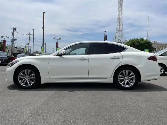 日産 フーガ 250GT Aパッケージ 群馬県 2018(平30)年 7.7万km ブリリアントホワイトパール 安全装備/・衝突軽減ブレーキ/・横滑り防止/・アラウンドビューモニター/・クルーズコントロール/・コーナーセンサー/・オートライト/純正ナビ/・AM/FM/Bluetooth/・CD/DVD/USB/・フルセグTV/MSV/LEDヘッドライト/LEDフォグランプ/パワーシート/ドライブレコーダー/ETC/純正フロアマット/スマートキー/プッシュスタート/左手ブレーキ、アクセルレバー付き