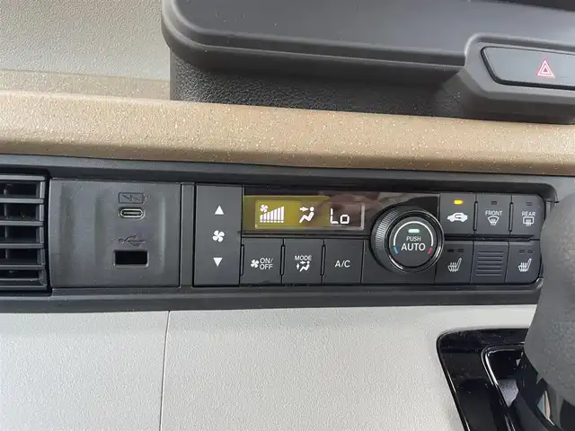 ホンダ Ｎ ＢＯＸ 石川県 2024(令6)年 0.6万km プラチナホワイトパール ホンダセンシング/社外メモリーナビ/CD/DVD/フルセグTV/バックカメラ/LEDヘッドライト/ETC/スマートキー/プッシュスタート/レーダークルーズ/ドライブレコーダー/シートヒーター/両側パワースライドドア/レーンキープ/オートライト/保証書